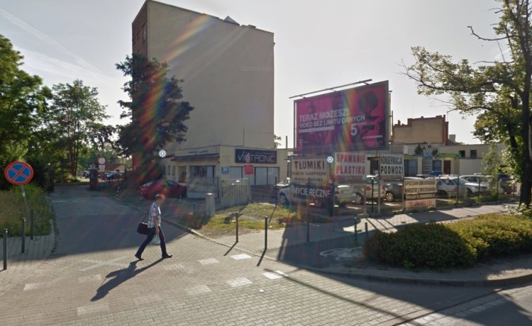 Wrocław: Wypadek na drodze rowerowej. A wszystko przez słupek, Google Street View