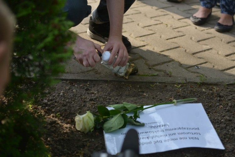 Pokojowa pikieta pod komisariatem przy ulicy Trzemeskiej. Znicze i kwiaty [ZDJĘCIA], Wojciech Bolesta