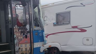 Poważny wypadek w centrum Wrocławia. Tramwaj wbił się w kampera