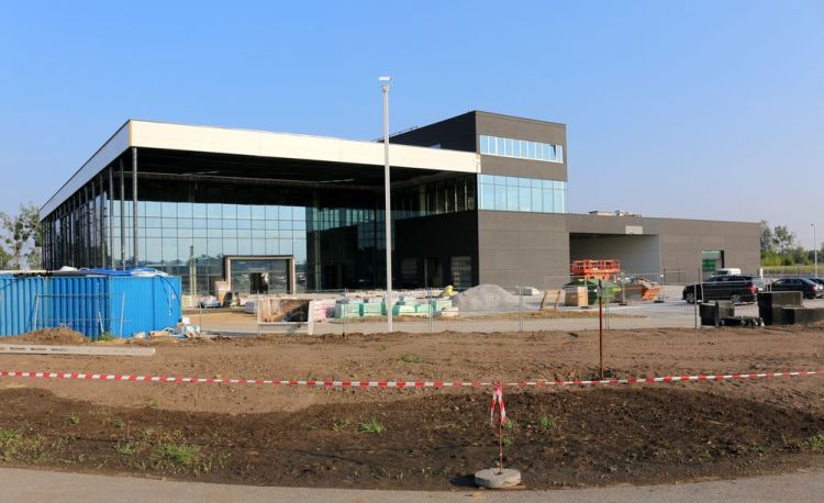 We Wrocławiu powstaje największy salon Mercedesa w Europie Centralnej (ZOBACZ ZDJĘCIA Z BUDOWY), materiały inwestora