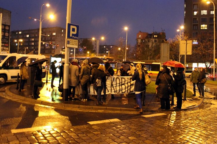 Strajk Kobiet przed siedzibą PiS-u (ZOBACZ ZDJĘCIA), Bartosz Senderek