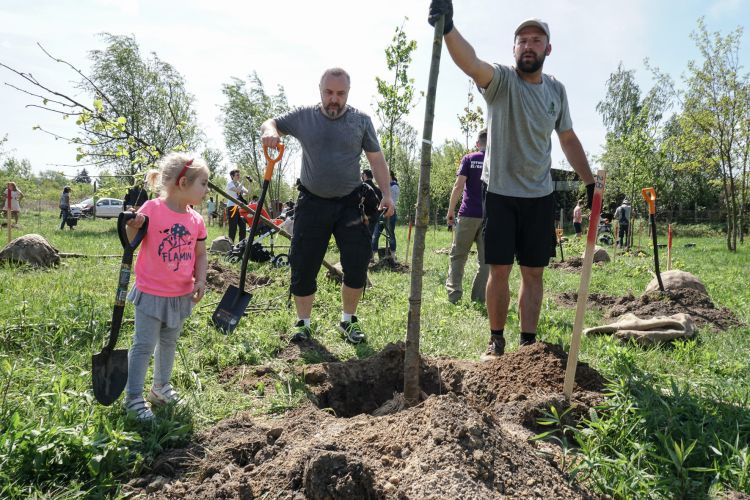 Na Oporowie powstaje nowy park. W sobotę zasadzono tam 200 drzew, Magda Pasiewicz