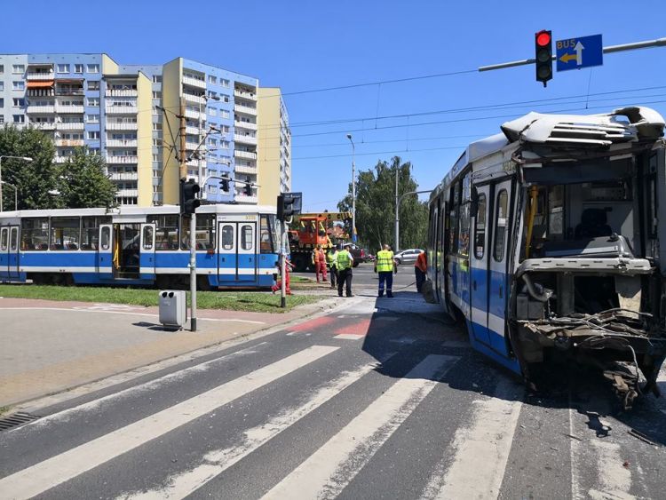 Ciężarówka wjechała w tramwaj na Karłowicach, daf