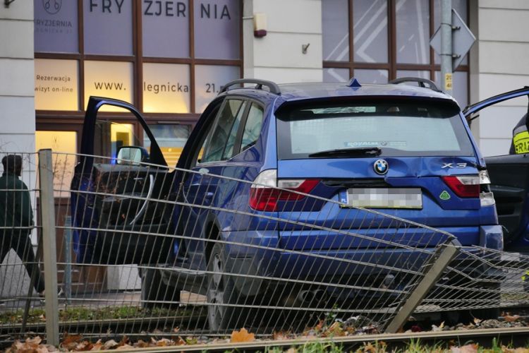 Wrocław: BMW na torowisku. Kierująca staranowała infrastrukturę, Jakub Jurek