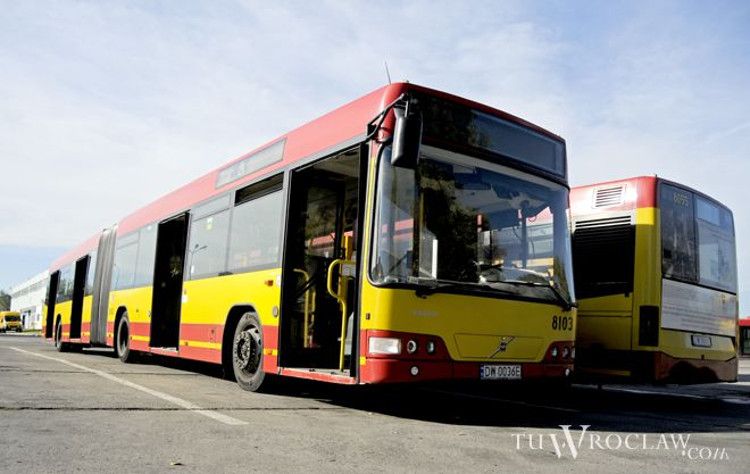 Gdyby nie wrocławska drogówka, kierowca autobusu mógłby umrzeć na zawał, archiwum