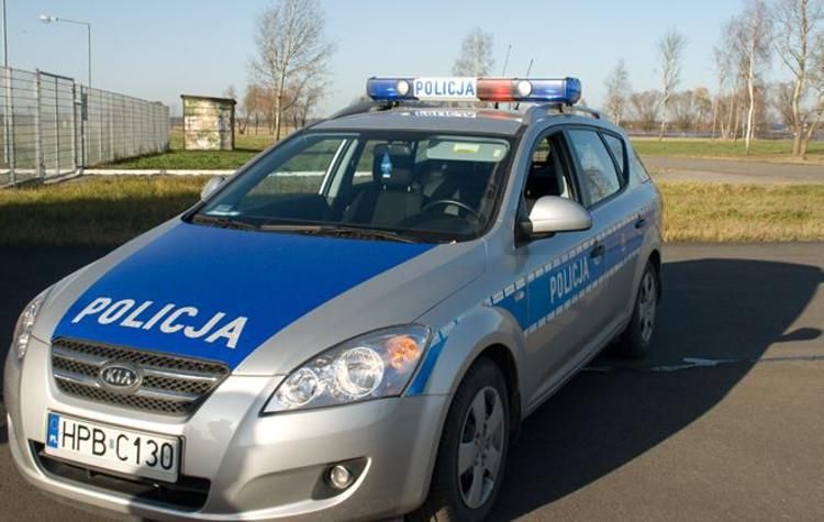 Radiowozem do szpitala. Policjanci z Trzemeskiej uratowali 8-miesięczne dziecko, archiwum