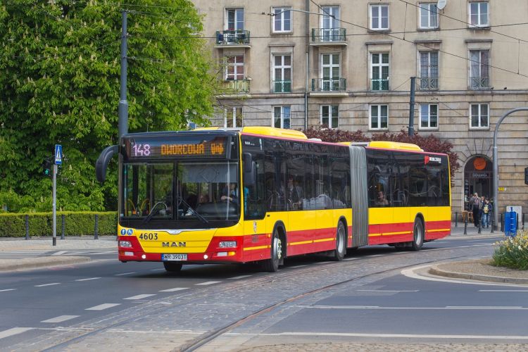 Chaos komunikacyjny przy Wroclavii. Autobus blokował ruch w kierunku centrum, MPK Wrocław