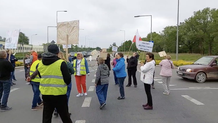 Mieszkańcy Ratynia i Leśnicy zablokowali drogę. Trwa manifestacja, mat. Rada Osiedla Leśnica