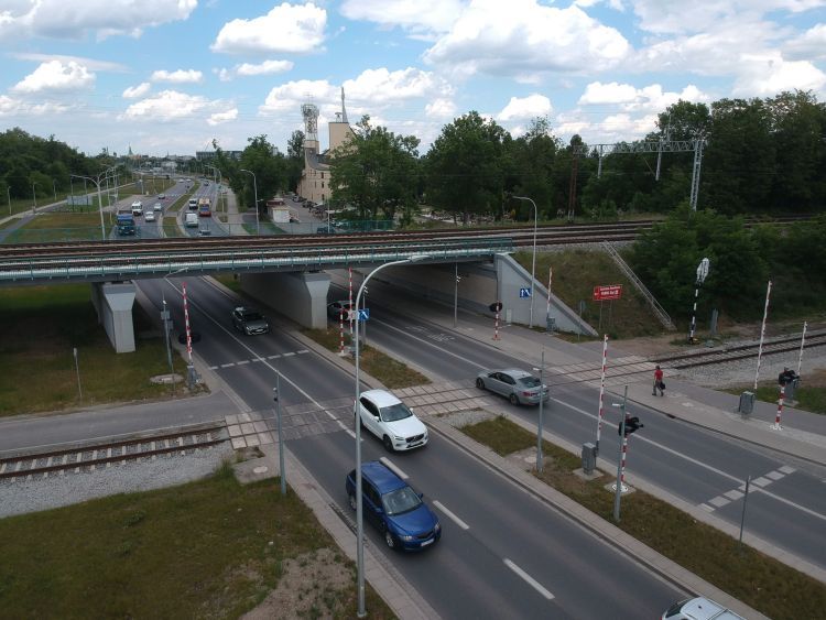 Wrocław: Awaria rogatek na przejeździe kolejowym. Korek ma już dwa kilometry, Jakub Jurek