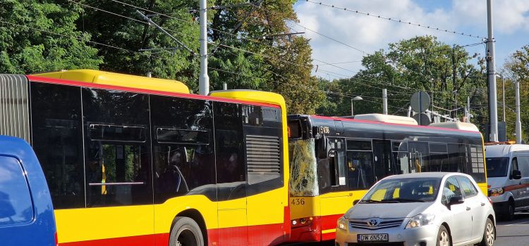 Wrocław: Autobusy zderzyły się na Popowickiej. Poszkodowana pasażerka, Korespondenci MPK