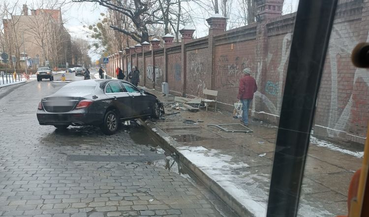 Wrocław: Mercedes staranował przystanek na Tęczowej, Adrian/Korespondenci MPK
