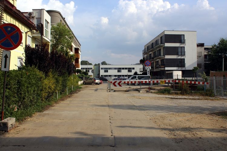 Dwa duże osiedla łączy prowizoryczna droga z betonowych płyt, Bartosz Senderek