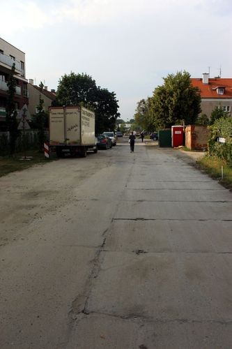 Dwa duże osiedla łączy prowizoryczna droga z betonowych płyt, Bartosz Senderek