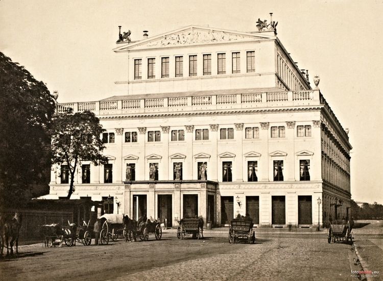 Lata 1867-1869. W XIX wieku gmach opery dotknęły dwa pożary po których wykonano największe zmiany w wyglądzie gmachu., fotopolska.eu