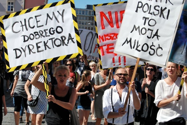 Aktorzy Teatru Polskiego wyszli na ulice, bo nie chcą nowego dyrektora, Bartosz Senderek