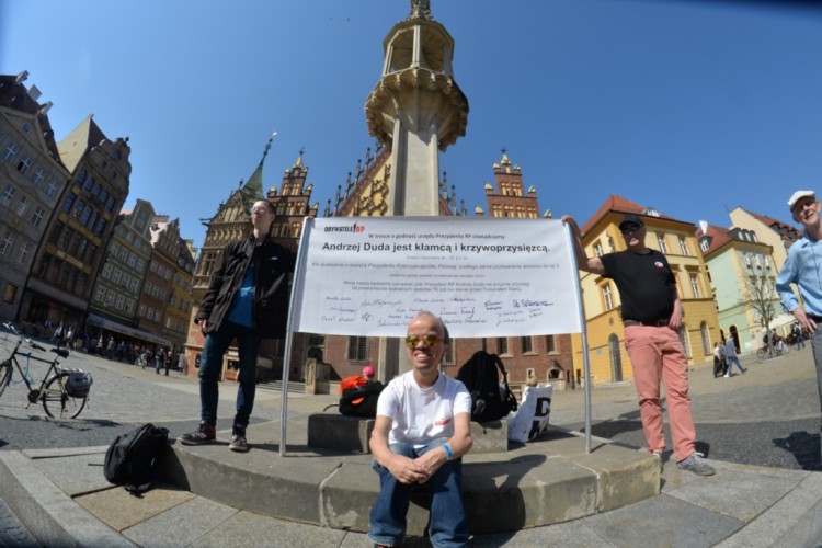 Kilkunastu przedstawicieli ruchu Obywatele RP protestowało na wrocławskim rynku, Wojciech Bolesta