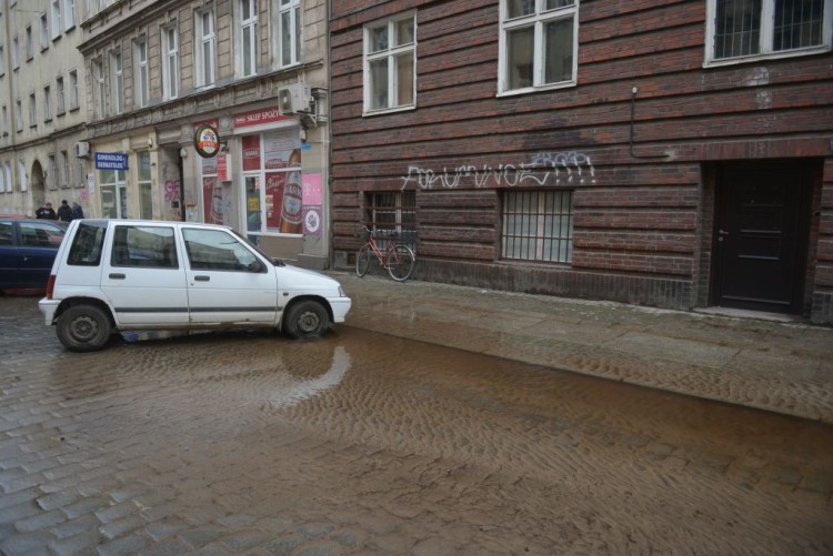 Awaria wodociągowa we Wrocławiu. Zalana jest ulica w centrum [ZDJĘCIA, WIDEO], Wojciech Bolesta