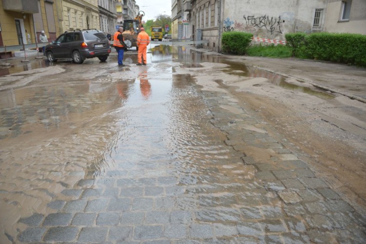 Awaria wodociągowa we Wrocławiu. Zalana jest ulica w centrum [ZDJĘCIA, WIDEO], Wojciech Bolesta