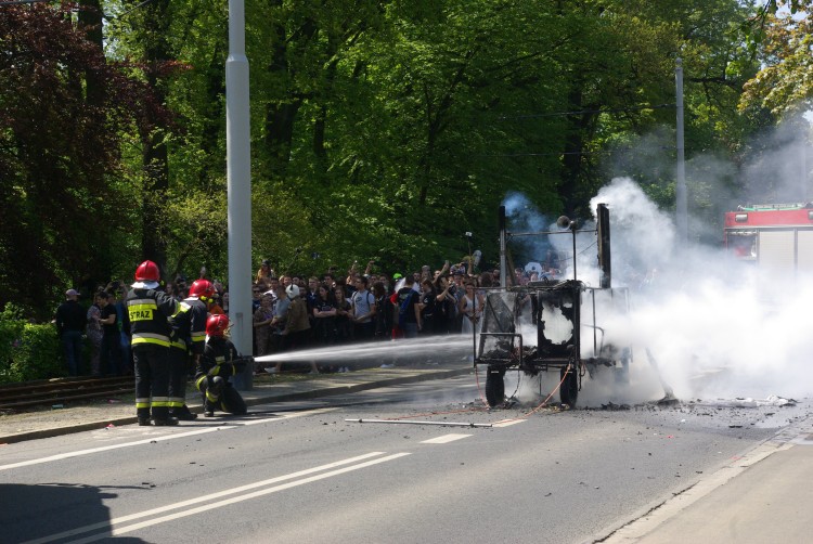 Wrocław: pożar platformy na pochodzie juwenaliowym. Są ranni [ZDJĘCIA,VIDEO], Błażej Adamczyk