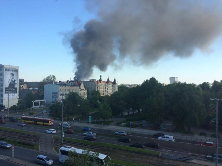 Wielki pożar we Wrocławiu. Czarny dym widoczny z daleka, czytelnicy / Wojciech Bolesta