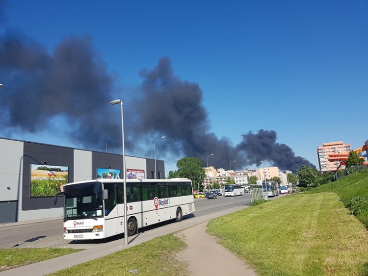 Wielki pożar we Wrocławiu. Czarny dym widoczny z daleka, czytelnicy / Wojciech Bolesta
