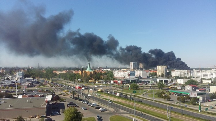 Wielki pożar we Wrocławiu. Czarny dym widoczny z daleka, Ewelina Bosek
