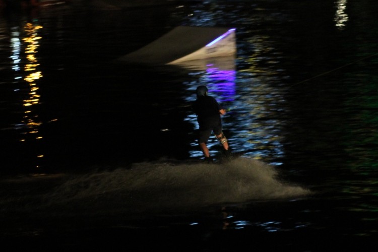 Nocne wakeboardowe popisy w centrum Wrocławia [GALERIA, WIDEO], Paweł Prochowski