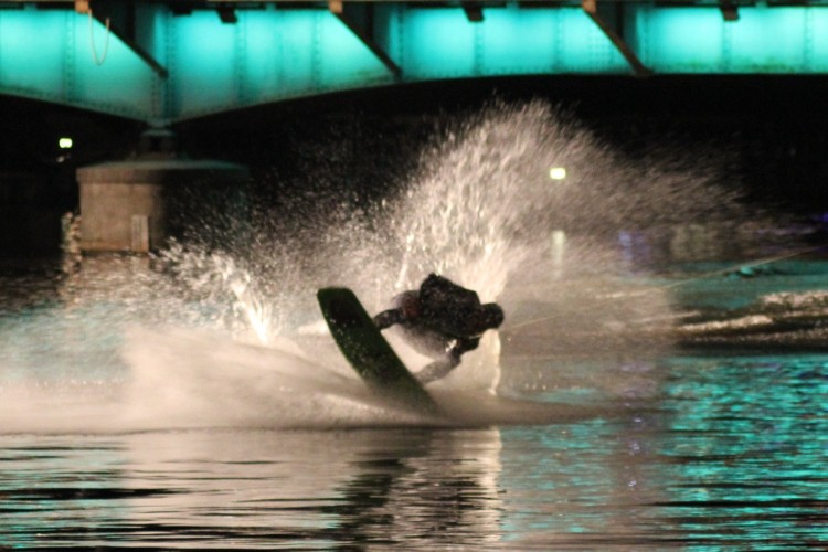 Nocne wakeboardowe popisy w centrum Wrocławia [GALERIA, WIDEO], Paweł Prochowski