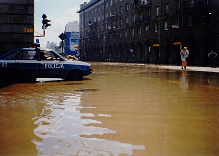 Wrocław dawniej i dziś: miejsca zalane przez powódź tysiąclecia, Maciej Prochowski (1997), Wojciech Bolesta (2017)