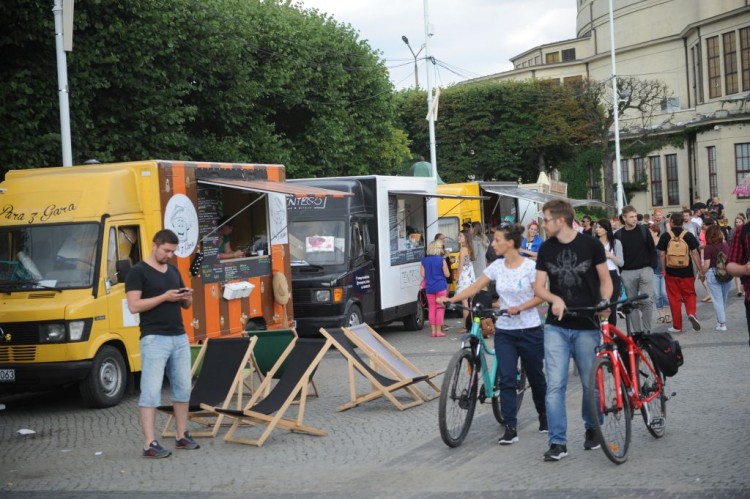 Mnóstwo food trucków przed Halą Stulecia. Trwa Mood4Food festiwal [ZDJĘCIA], Wojciech Bolesta
