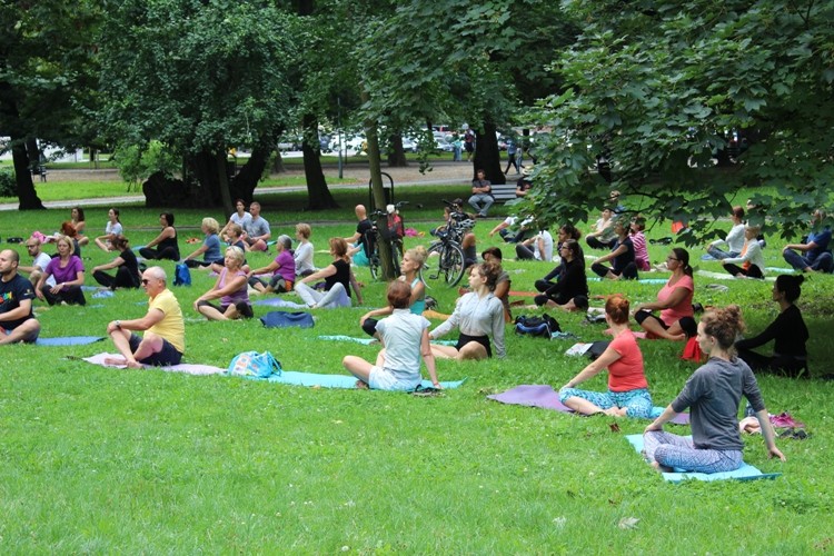 Trening na świeżym powietrzu - joga w parku, Paweł Prochowski