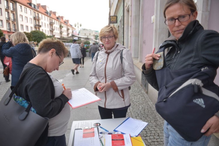 Wrocław: prawica i lewica zbierają podpisy na tym samym skrzyżowaniu [ZDJĘCIA], Wojciech Bolesta