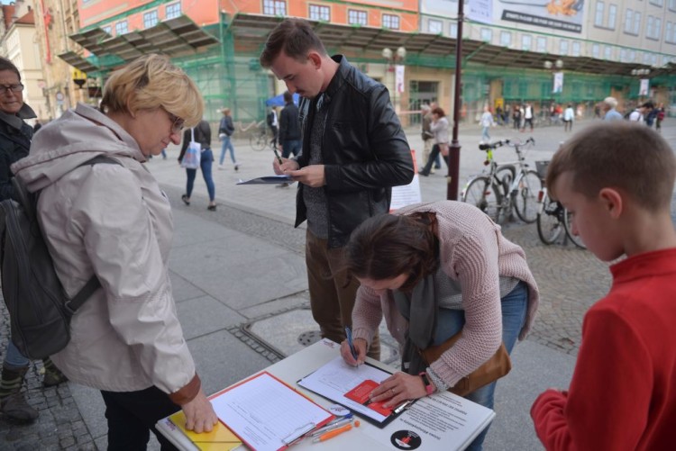 Wrocław: prawica i lewica zbierają podpisy na jednym skrzyżowaniu [ZDJĘCIA], Wojciech Bolesta