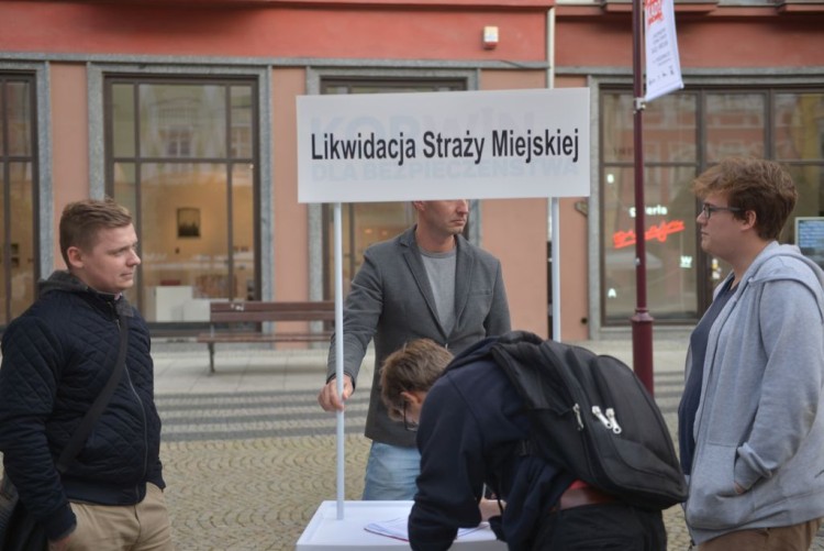 Wrocław: prawica i lewica zbierają podpisy na tym samym skrzyżowaniu [ZDJĘCIA], Wojciech Bolesta