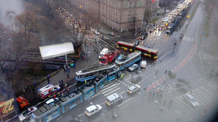 Dwa tramwaje zderzyły się w centrum. Utrudnienia w ruchu, objazdy, daf