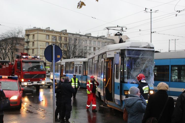MPK wyjaśnia okoliczności wtorkowego zderzenia tramwajów [OFICJALNY KOMUNIKAT], mh