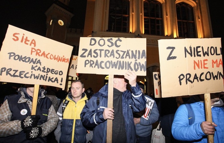 Pracownicy poczty protestowali przed Dworcem PKP. 