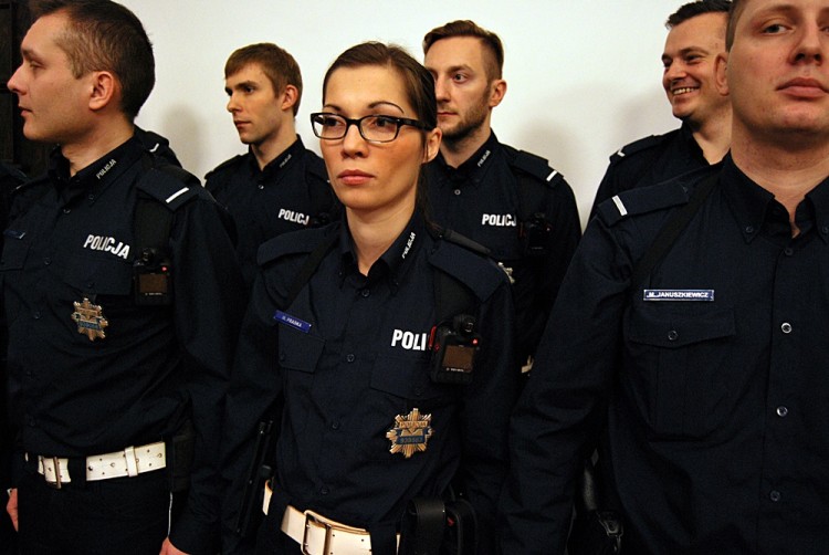Wrocławscy policjanci już dziś ruszą na patrole z kamerami na mundurach [ZDJĘCIA], Bartosz Senderek
