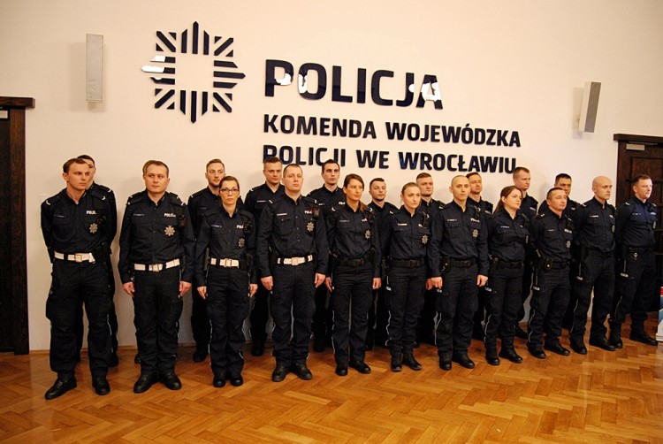 Wrocławscy policjanci już dziś ruszą na patrole z kamerami na mundurach [ZDJĘCIA], Bartosz Senderek
