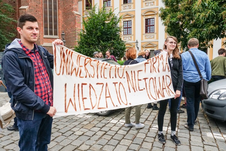 Kolejny dzień protestu na UWr. Pikieta solidarnościowa pod uczelnią [ZDJĘCIA], Magda Pasiewicz