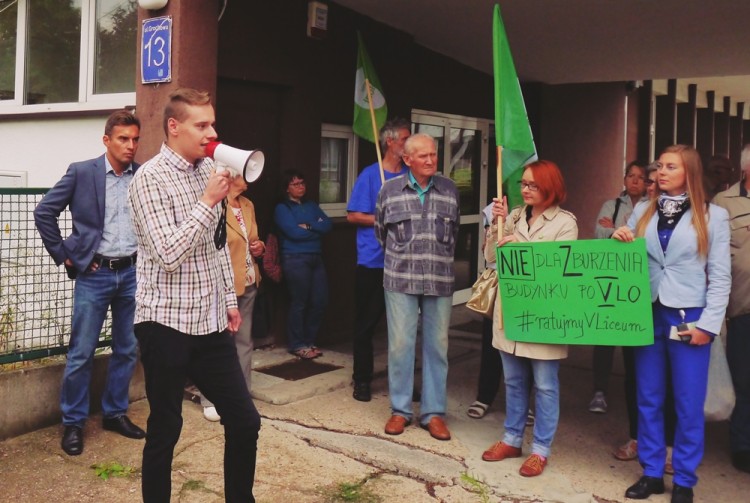 Protest przed dawną siedzibą LO nr 5 na Gajowicach. Mieszkańcy nie chcą kolejnego bloku [ZDJĘCIA], materiały prasowe