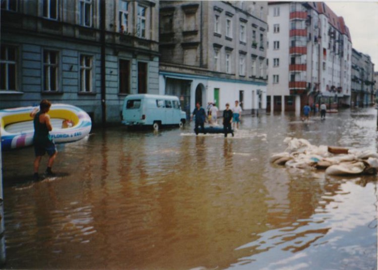 Serial o powodzi. Szukają chętnych do… brodzenia w wodzie. Dzienna stawka: 250 zł, Małgorzata i Maciej Prochowscy
