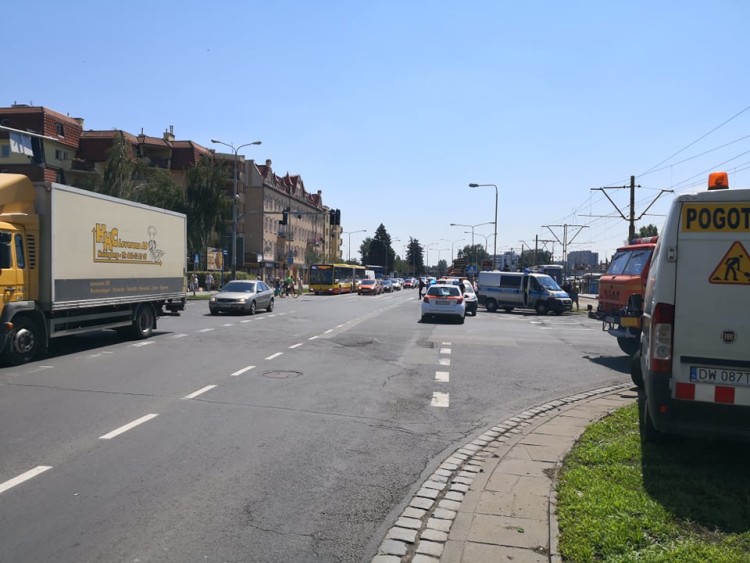 Groźny wypadek na Broniewskiego. Ciężarówka wjechała w tramwaj, są ranni [ZDJĘCIA], daf
