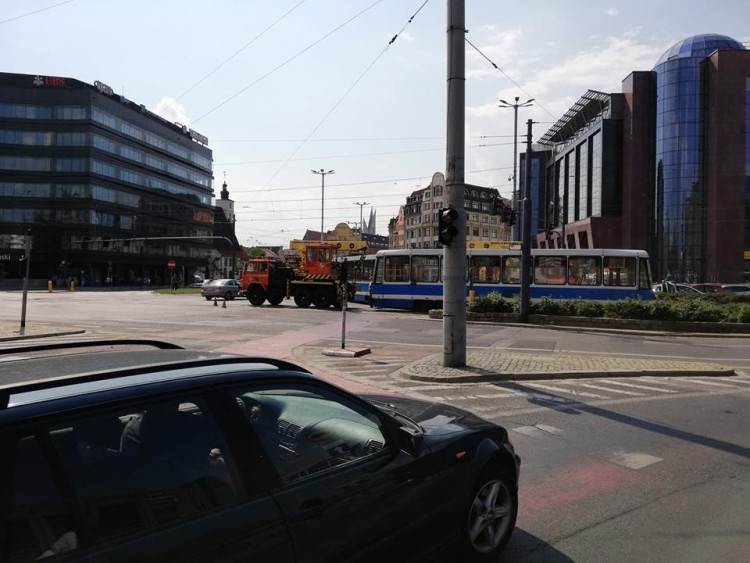 Wykolejenie tramwaju w centrum. Mnóstwo objazdów i chaos komunikacyjny [ZDJĘCIA], bas