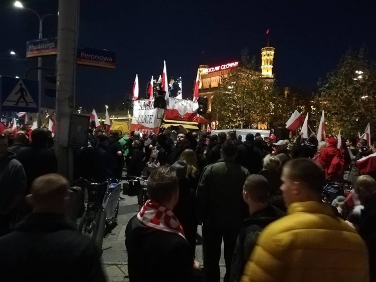 Marsz Polski Niepodległej doszedł do Rynku. 