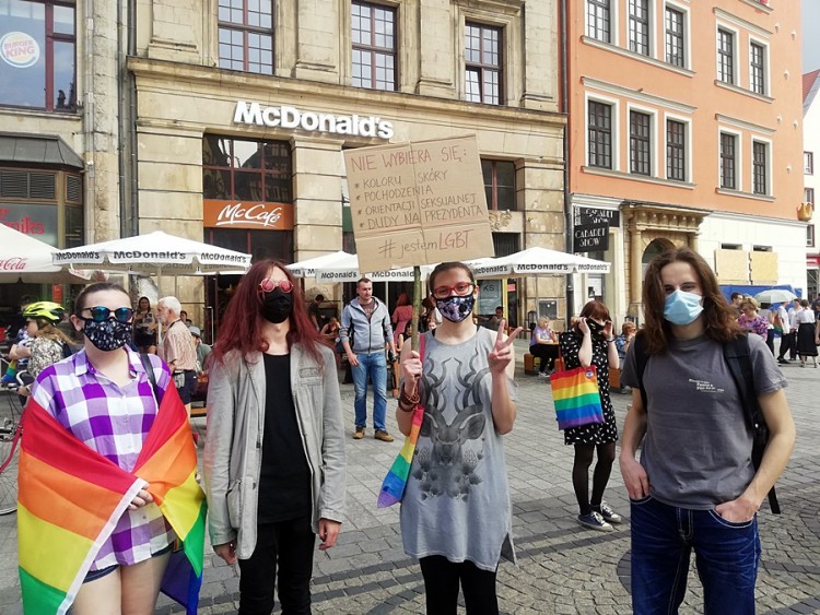 Protest środowisk LGBT na Rynku. Przyszli pokazać, że nie są ideologią [ZDJĘCIA], Michał Hernes