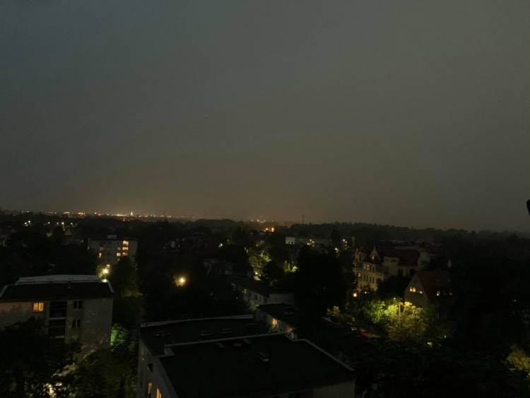 Znów będzie padało i grzmiało nad Wrocławiem. IMGW wydał ostrzeżenie [28.06.2020], dart