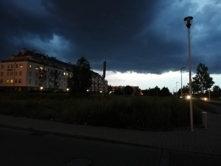 Znów będzie padało i grzmiało nad Wrocławiem. IMGW wydał ostrzeżenie [28.06.2020], mgo