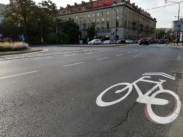 Świdnicka już bez „pasa tylko dla rowerów”. Miasto malowało znak na raty [ZDJĘCIA], Bartosz Senderek