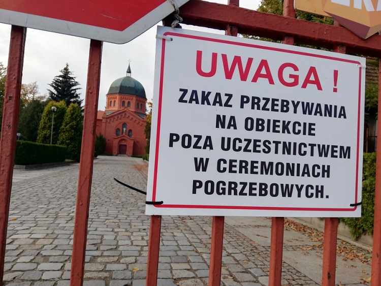 Zamknięte bramy Cmentarza Grabiszyńskiego, Bartosz Senderek